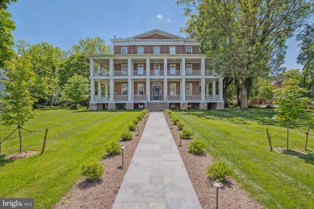 $1,800 | 515 East Washington Street, Unit 101, Charles Town, WV 25414