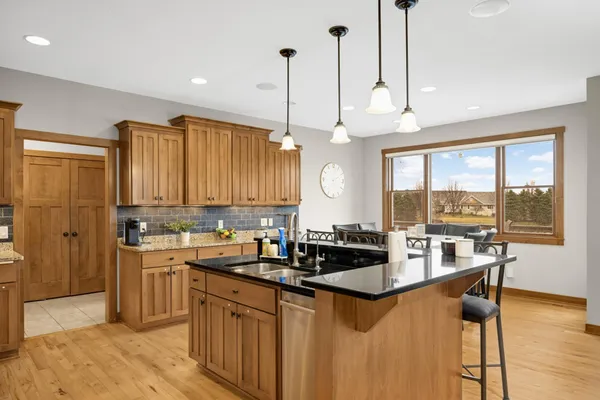 $894,900 | 10590 Watersedge Lane, Woodbury, MN 55129