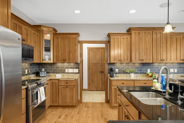 $894,900 | 10590 Watersedge Lane, Woodbury, MN 55129