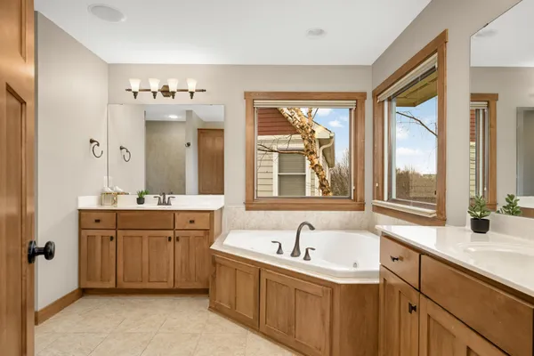 $894,900 | 10590 Watersedge Lane, Woodbury, MN 55129