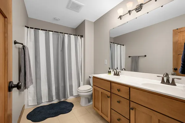 $894,900 | 10590 Watersedge Lane, Woodbury, MN 55129