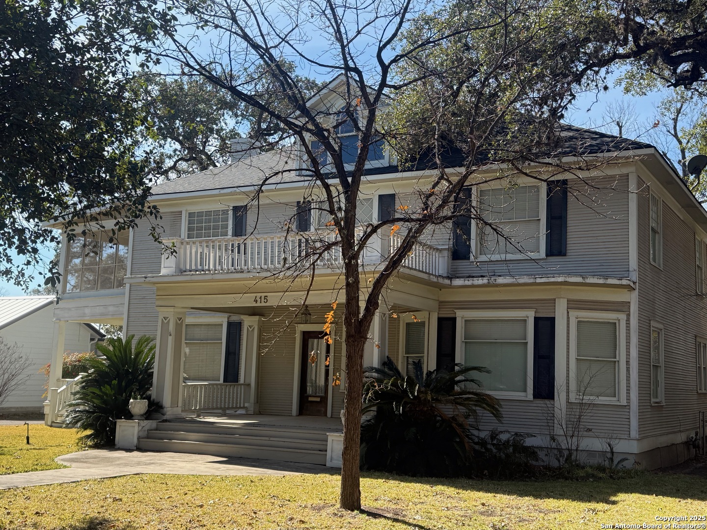 415 North Park Street Uvalde, TX 78801 - Photo 2 of 12 a front view of a house with garden