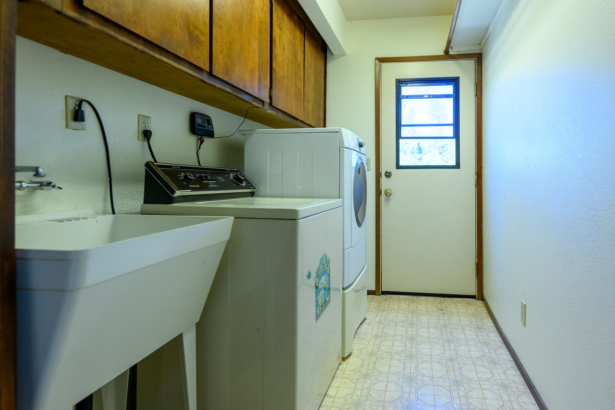 12866 Flint Creek Road Redding, CA 96003 - Photo 18 of 57 Laundry