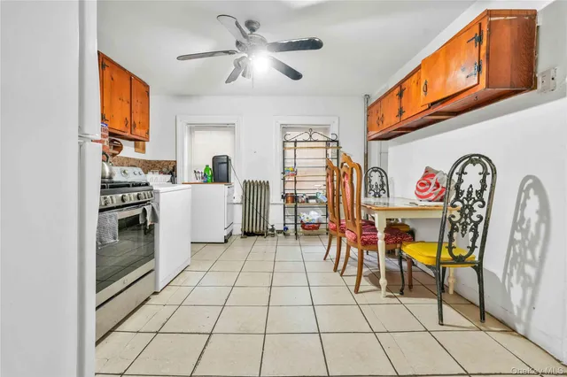 a view of a livingroom with furniture