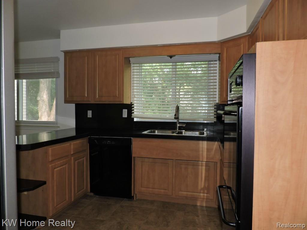 7163 Stonebrook Road West Bloomfield, MI 48322 - Photo 21 of 46 Updated Kitchen.jpg