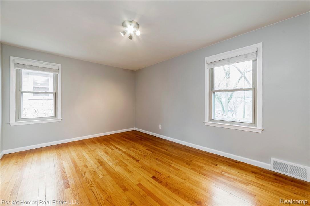 16525 Huntington Road Detroit, MI 48219 - Photo 16 of 24 016-photo-bedroom-7010503.jpg