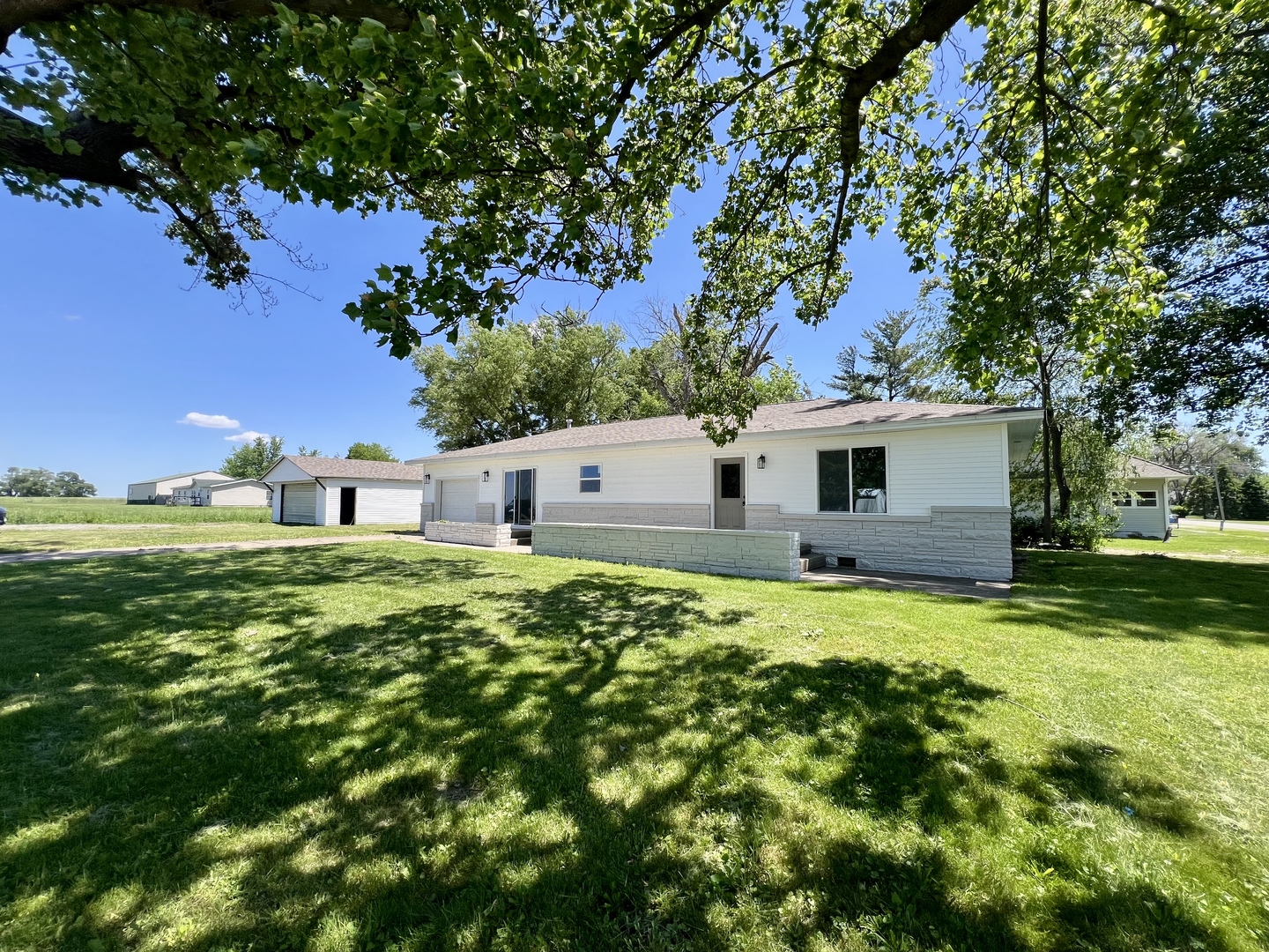 302 Johnson Street Longview, IL 61852 - Photo 3 of 33