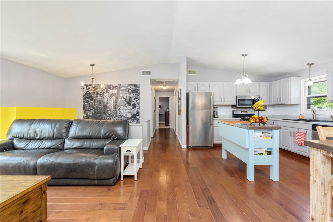 25 Beaver Road Barrington, RI 02806 - Photo 4 of 21 Open concept living at its best!