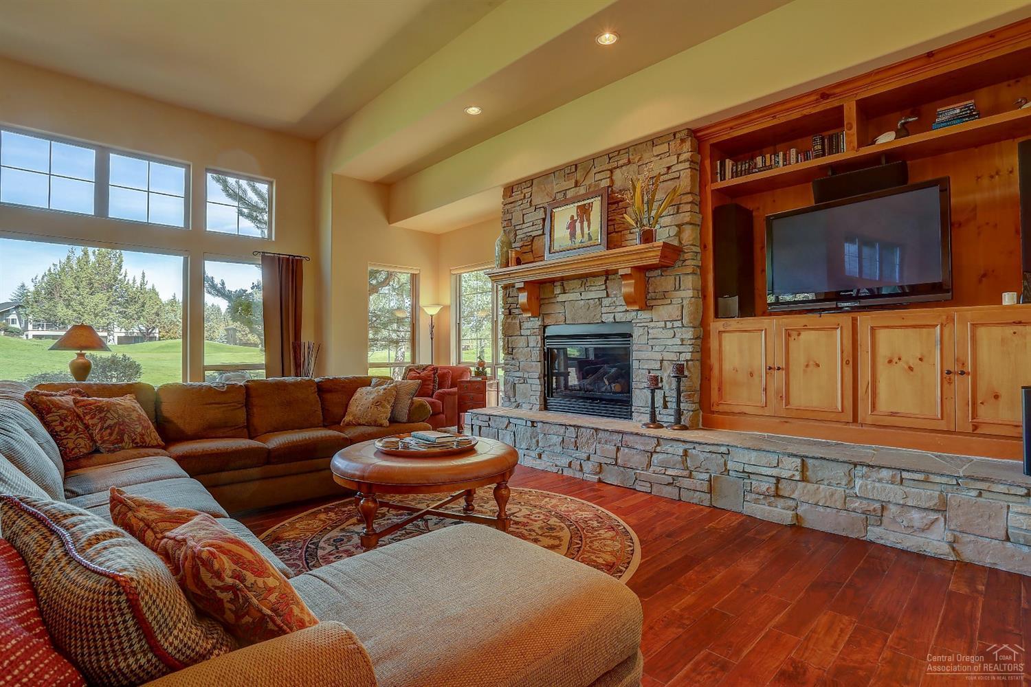 8915 Merlin Drive Redmond, OR 97756 - Photo 4 of 25 Large open and airy great room with buil