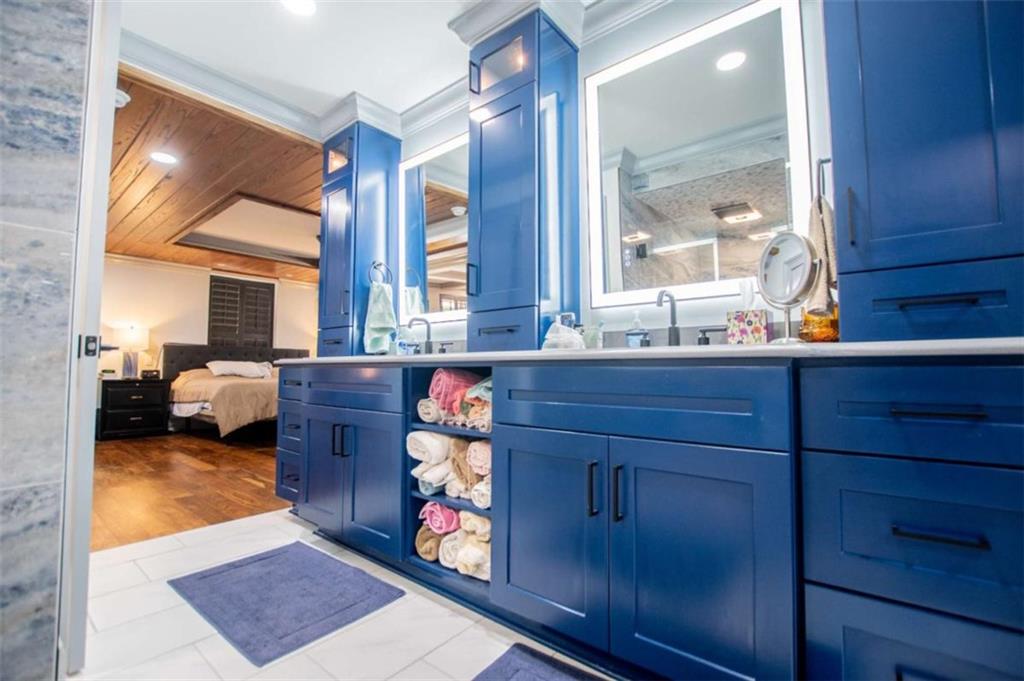 2070 Lovvorn Road Carrollton, GA 30117 - Photo 45 of 98 a living room with furniture and a mirror