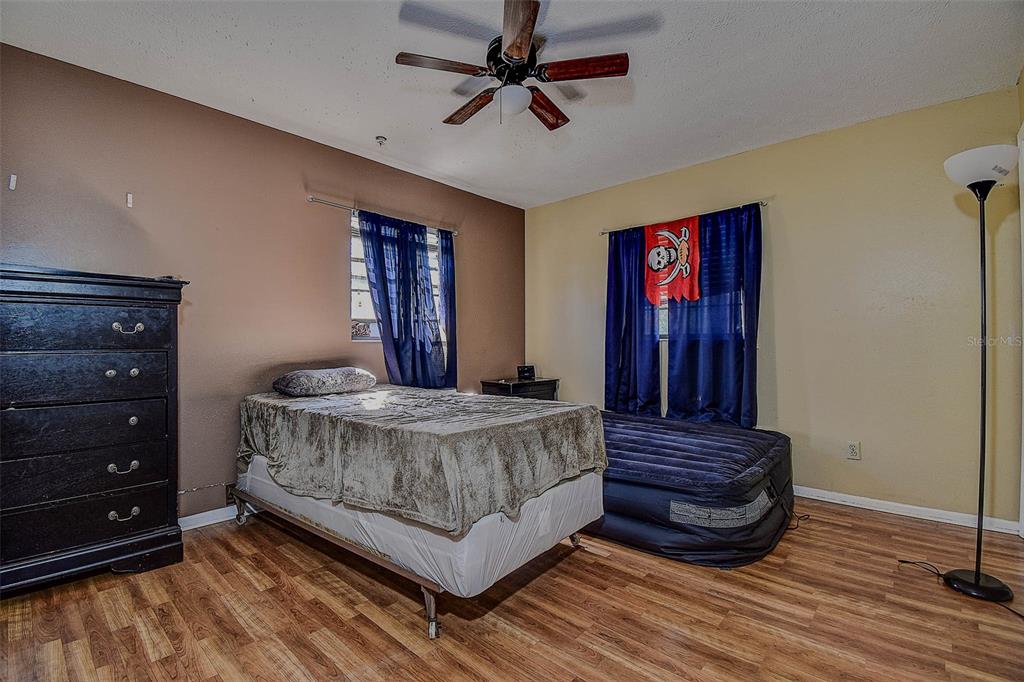 11425 Sun Road Dade City, FL 33525 - Photo 14 of 41 a living room with a bed and furniture
