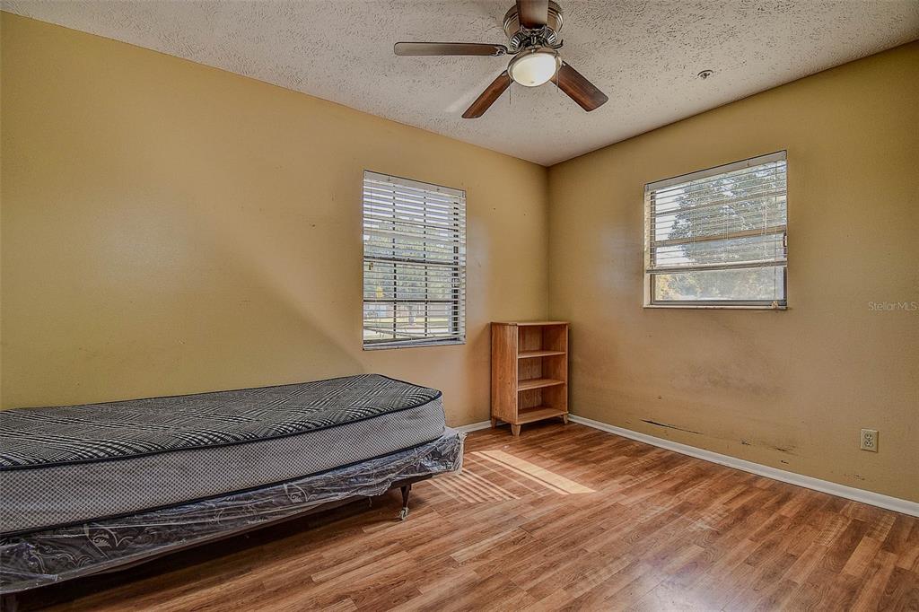 11425 Sun Road Dade City, FL 33525 - Photo 20 of 41 a living room with a bed furniture and a window