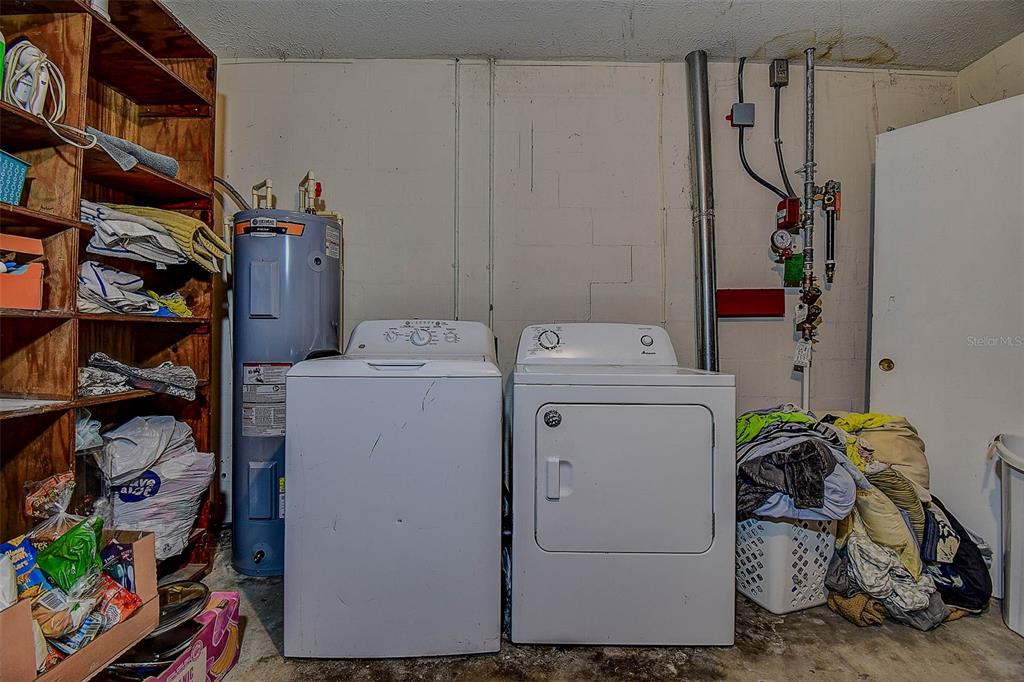 11425 Sun Road Dade City, FL 33525 - Photo 28 of 41 a utility room with dryer and washer