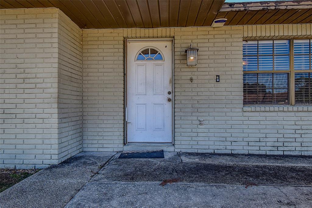 11425 Sun Road Dade City, FL 33525 - Photo 5 of 41 a front view of a house