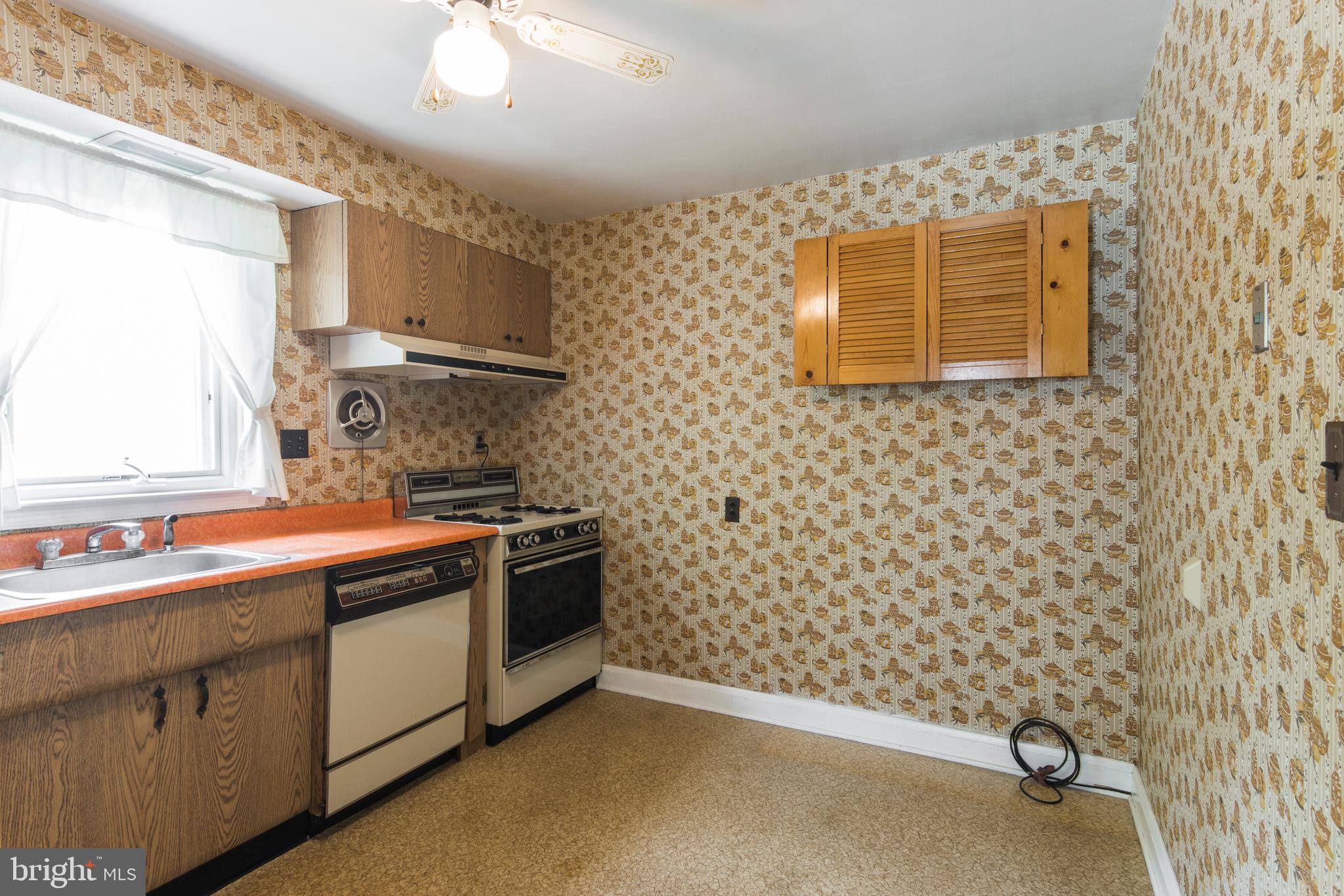 409 Waveland Road Baltimore, MD 21228 - Photo 11 of 38 Room for table space