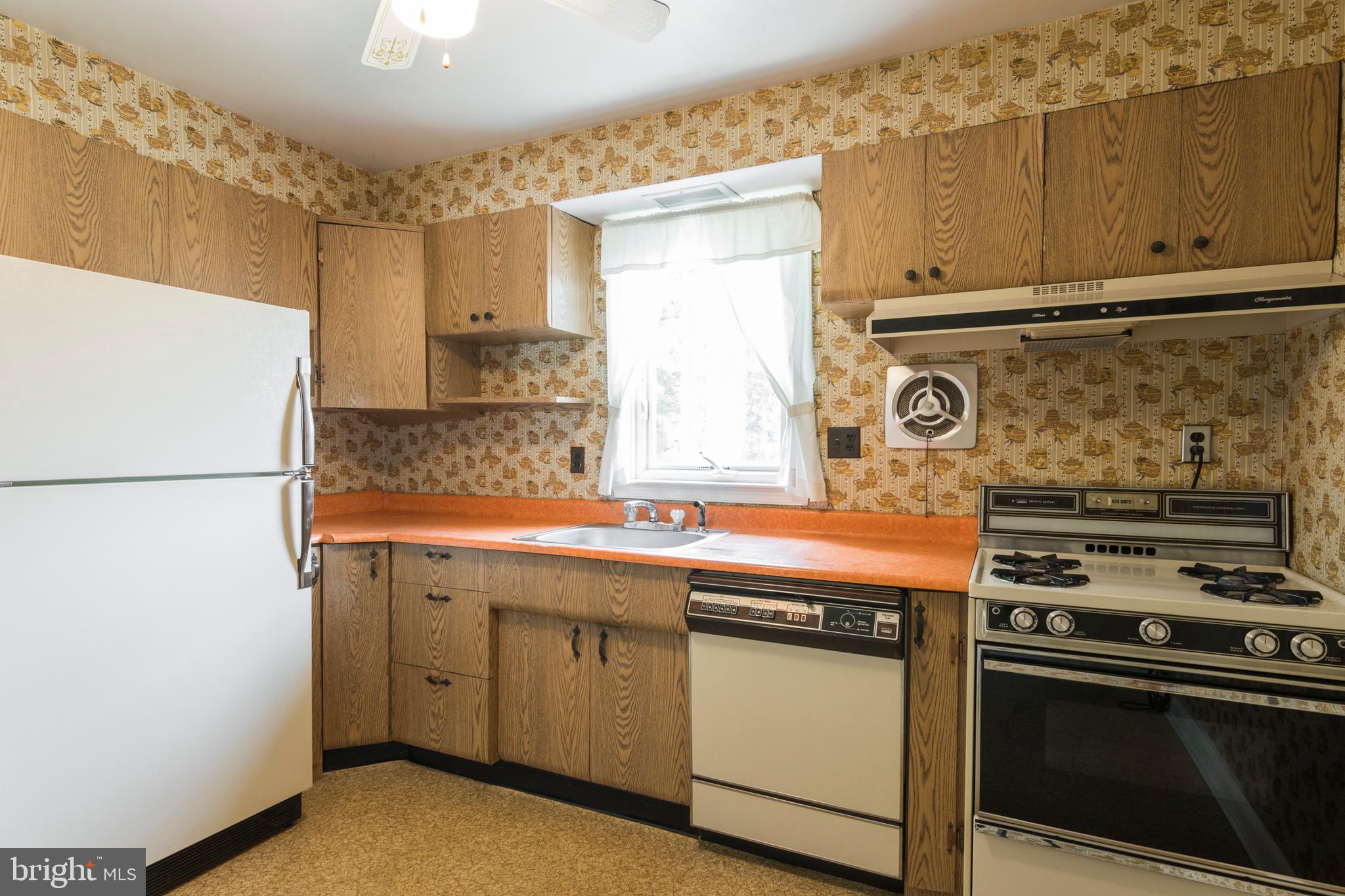 409 Waveland Road Baltimore, MD 21228 - Photo 12 of 38 Montgomery Ward appliances!