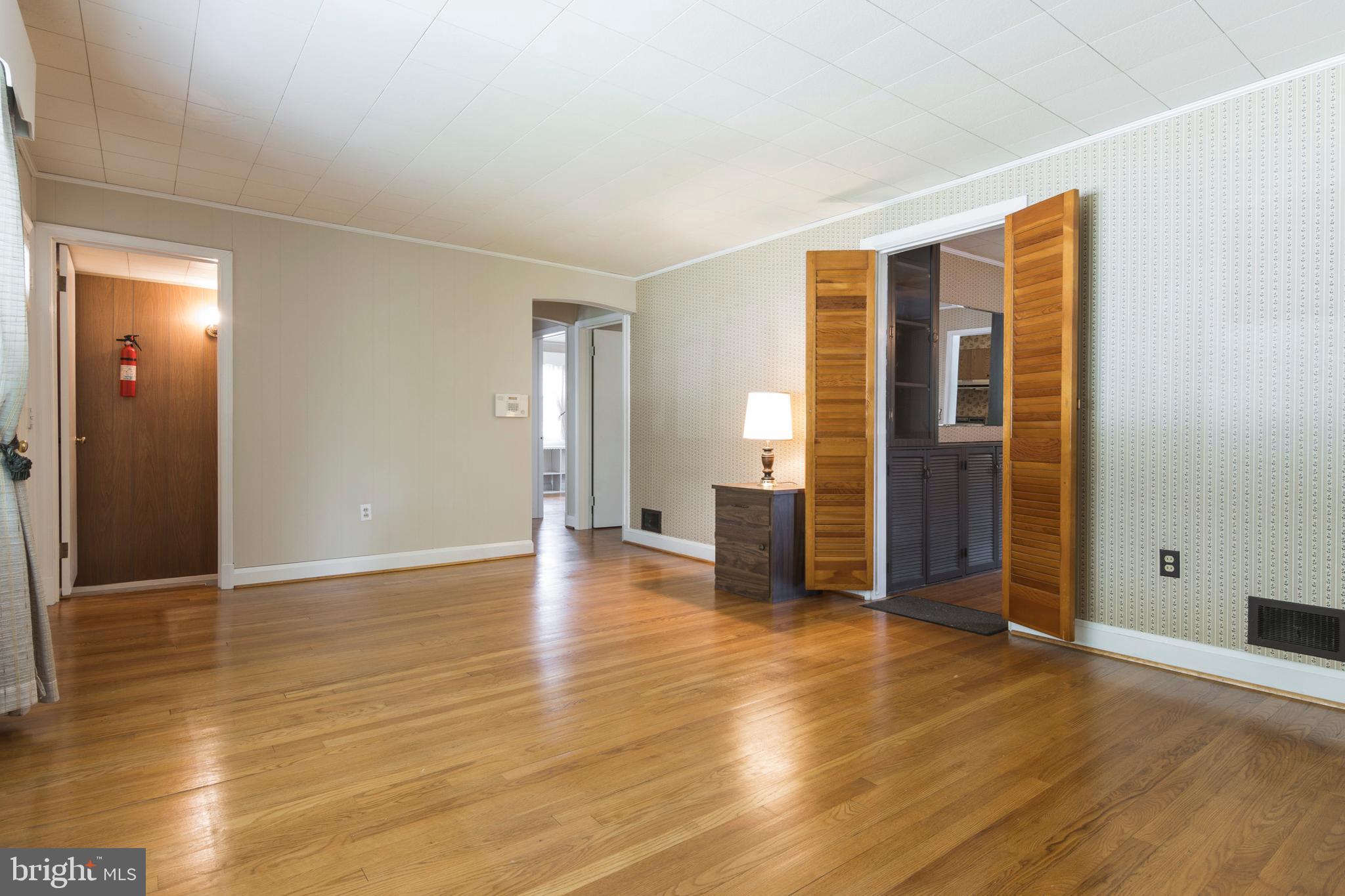 409 Waveland Road Baltimore, MD 21228 - Photo 6 of 38