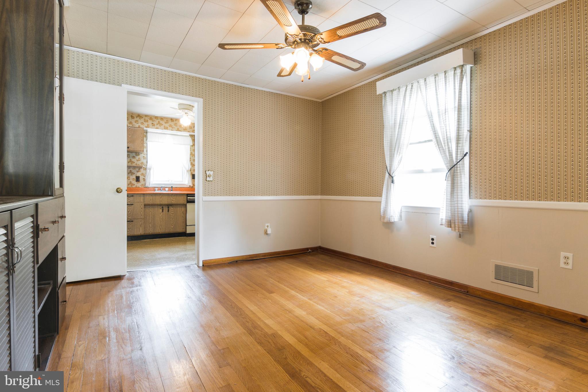 409 Waveland Road Baltimore, MD 21228 - Photo 7 of 38
