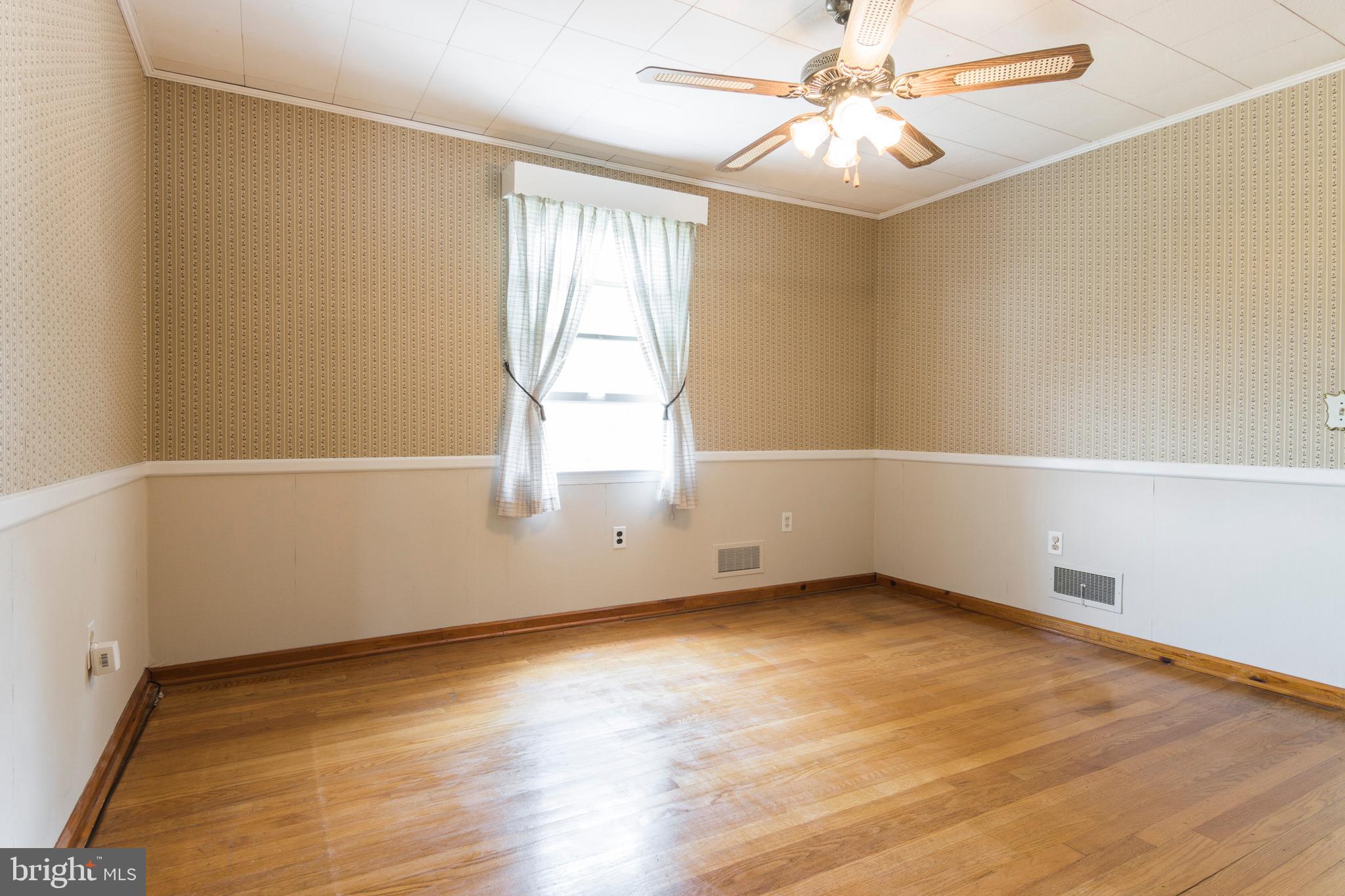 409 Waveland Road Baltimore, MD 21228 - Photo 8 of 38