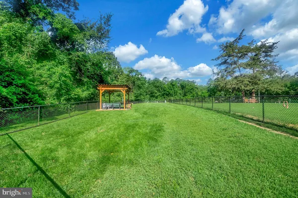 a view of a house with backyard