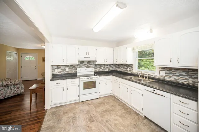 $369,900 | 1406 Lakeview Parkway, Locust Grove, VA 22508