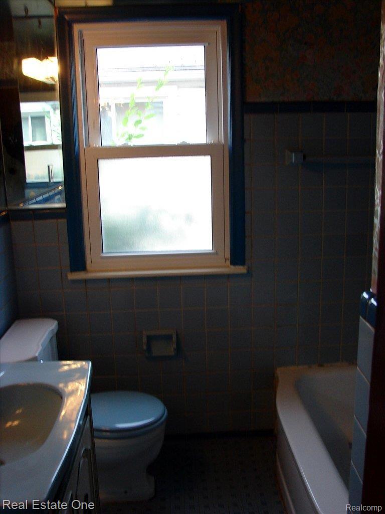 19306 Burt Road Detroit, MI 48219 - Photo 13 of 20 BURT RD MASTER BATH