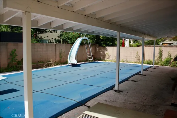 a view of a backyard