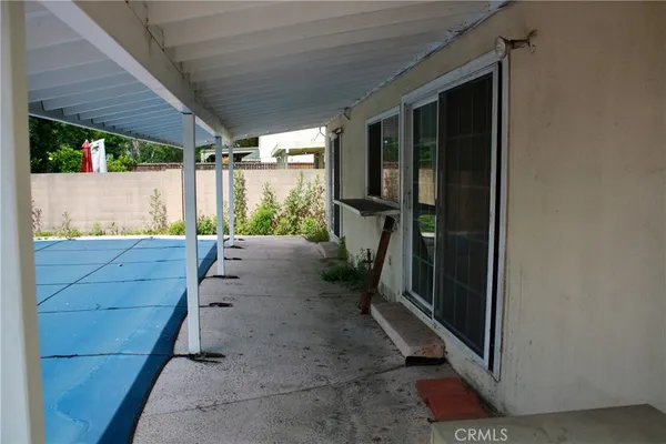 a view of a backyard of the house