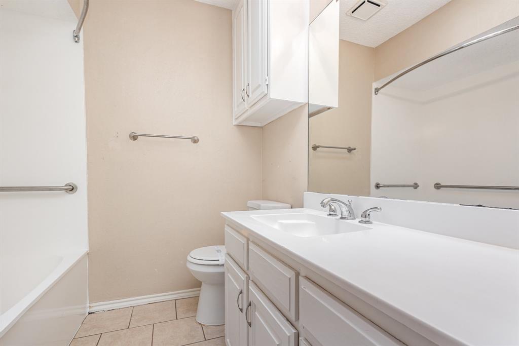 4416 Rising Sun Court Arlington, TX 76017 - Photo 16 of 21 Hallway bath