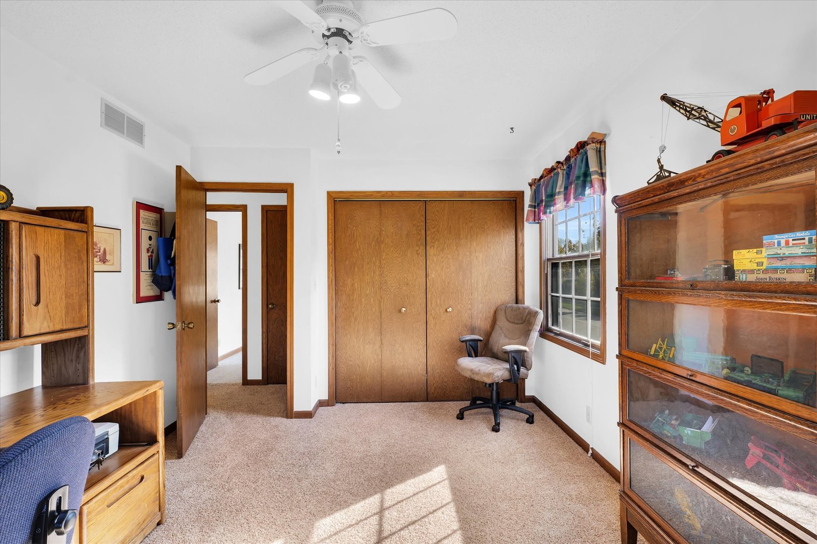 2011 O Donnell Drive Champaign, IL 61821 - Photo 36 of 43 a living room with furniture