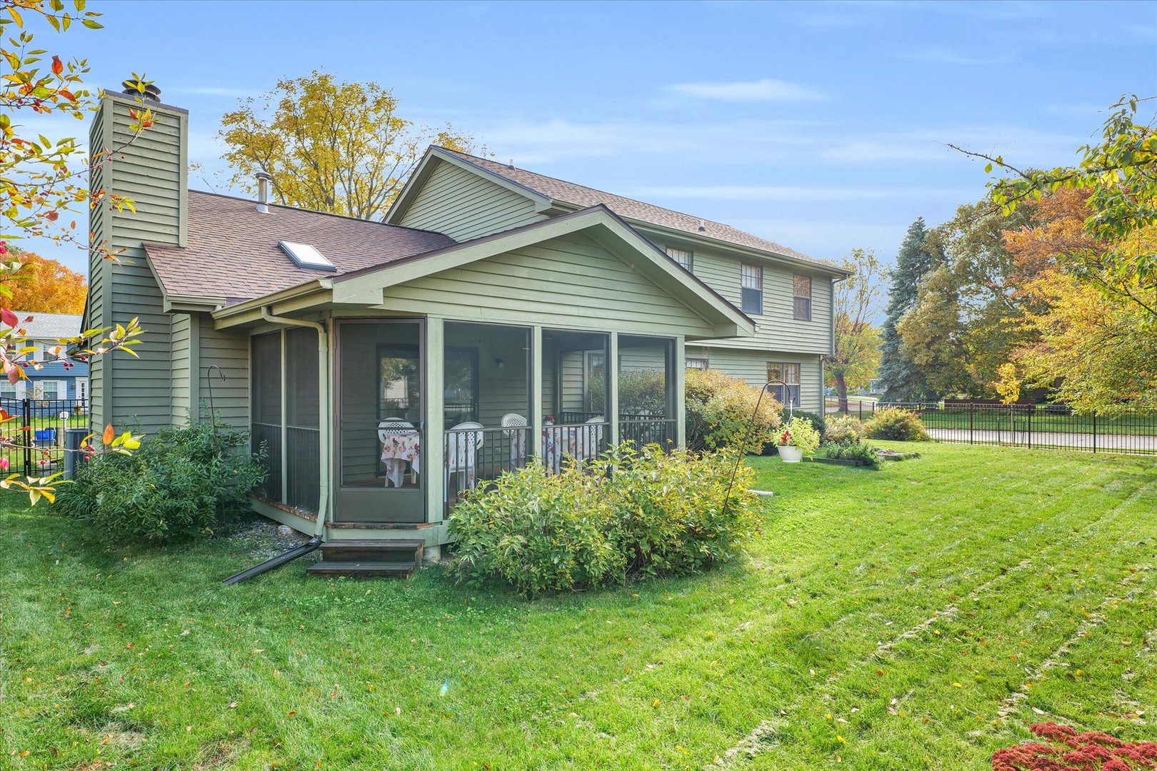 2011 O Donnell Drive Champaign, IL 61821 - Photo 41 of 43 a front view of a house with garden