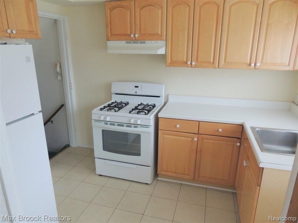 931 North Adams Road, Unit 8 Birmingham, MI 48009 - Photo 2 of 7 Kitchen.JPG
