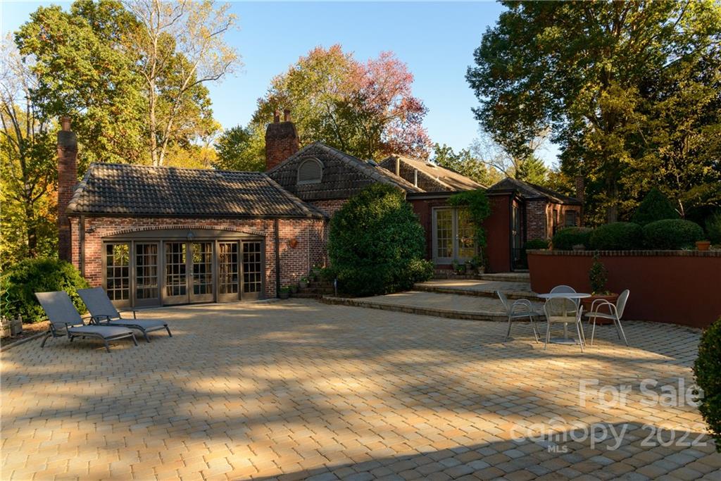 3234 Mountainbrook Road Charlotte, NC 28210 - Photo 47 of 48 a view of a patio with table and chairs under an umbrella