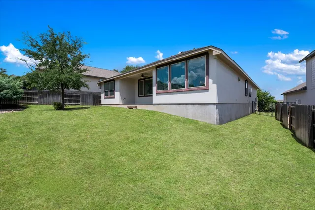 a view of a backyard