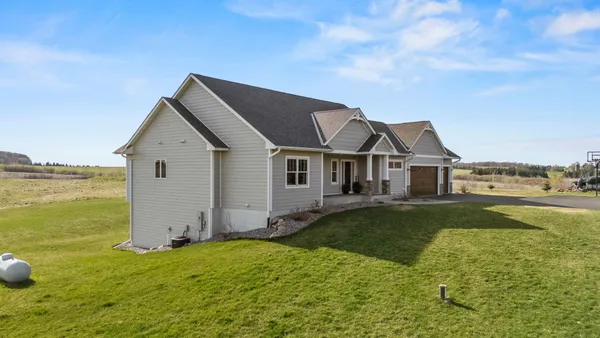 $875,000 | 4 170th Street, River Falls, WI 54022