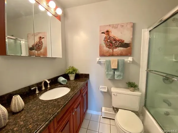 $2,390 | 325 Brook Avenue, Unit 3251B, Bay Shore, NY 11706