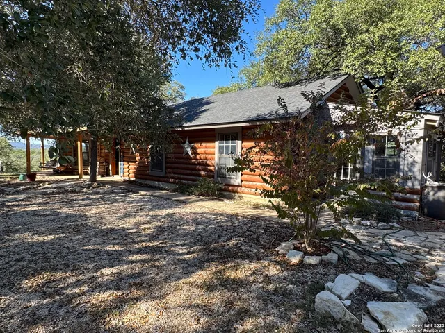 $585,000 | 620 Lake Forest Road, Pipe Creek, TX 78063