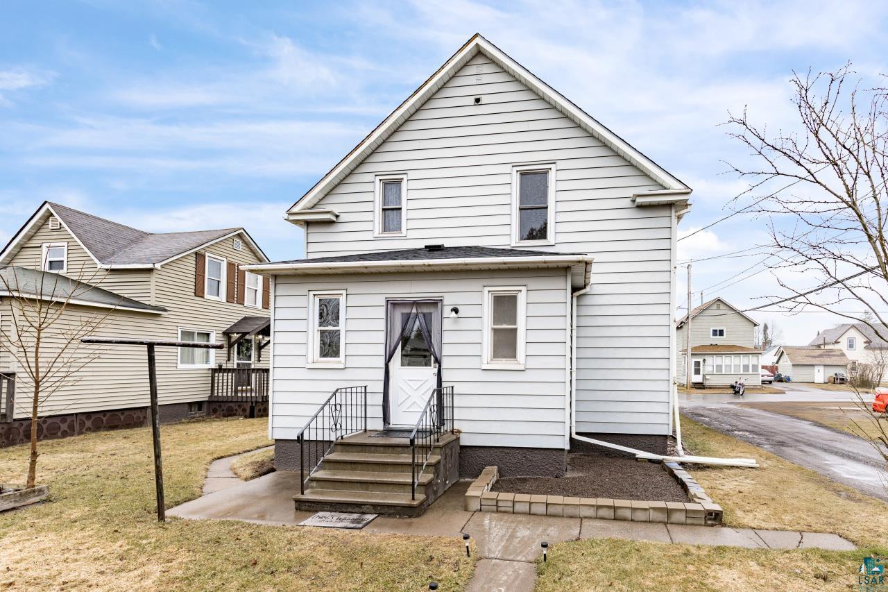 607 3rd Avenue East Superior, WI 54880 - Photo 32 of 41 Back of property featuring a yard