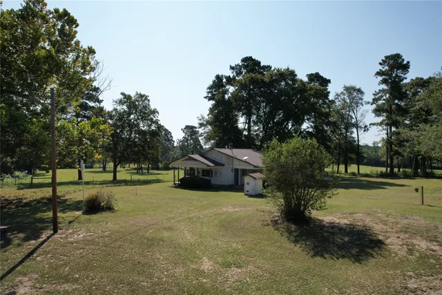 a view of a outdoor space with a house