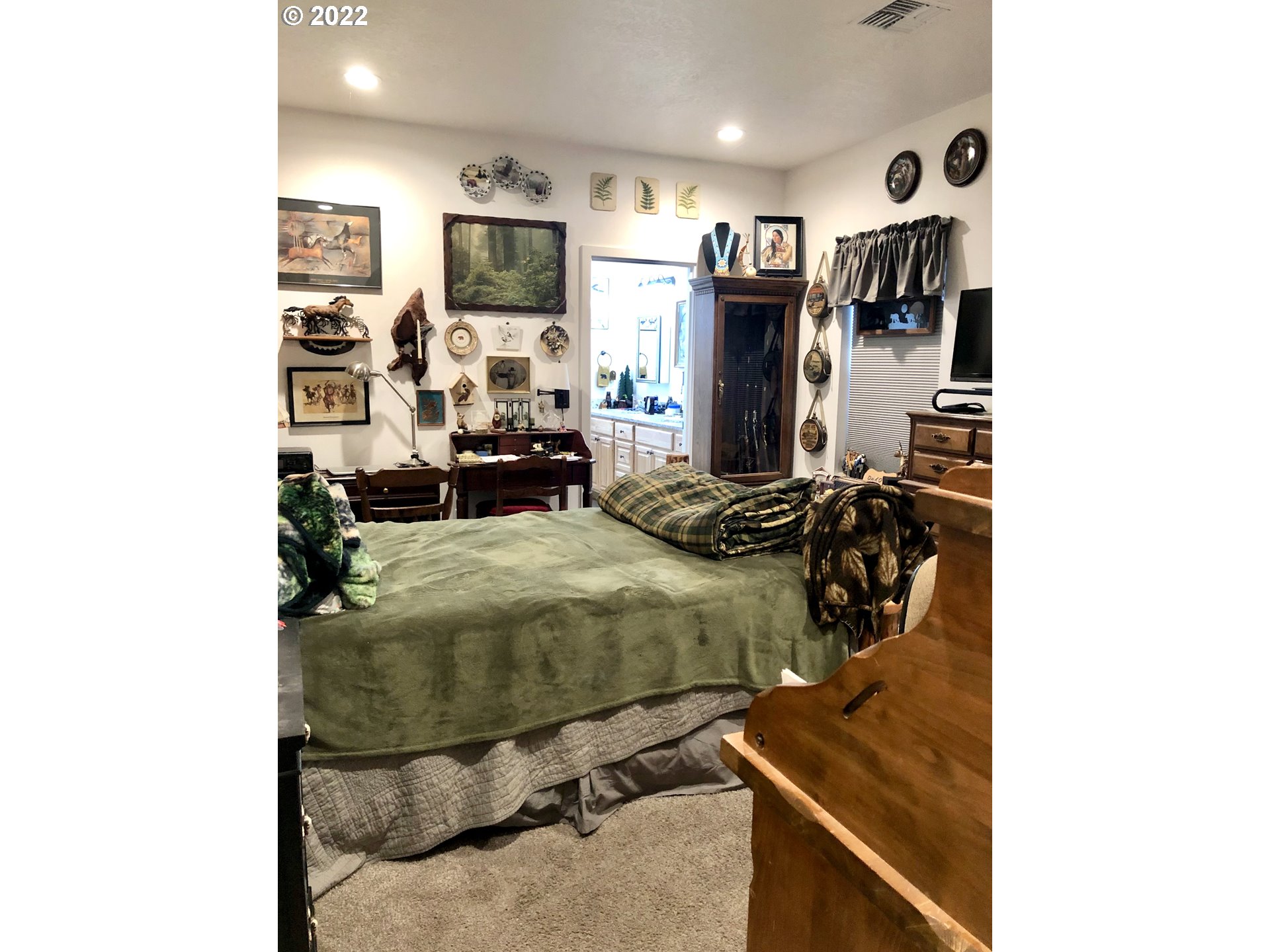 3760 E Street Springfield, OR 97478 - Photo 9 of 24 a room with furniture and flat screen