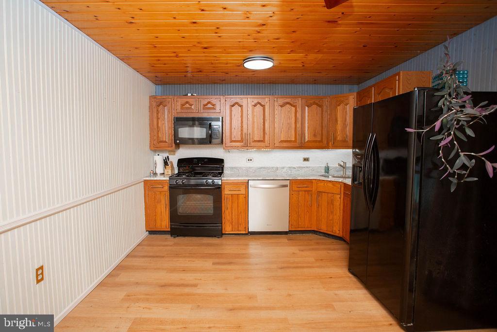 622 Spruce Avenue Pitman, NJ 08071 - Photo 13 of 47 a kitchen with a stove a refrigerator and a sink