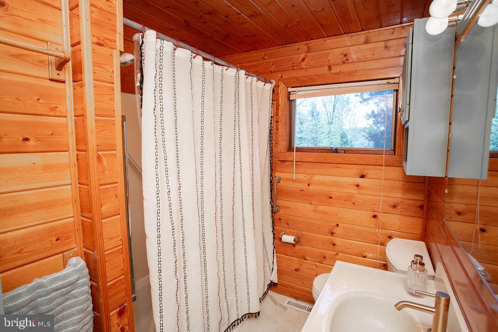 622 Spruce Avenue Pitman, NJ 08071 - Photo 19 of 47 a bathroom with a bathtub and shower