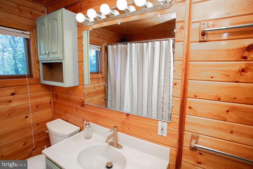 622 Spruce Avenue Pitman, NJ 08071 - Photo 20 of 47 a bathroom with a sink a toilet and shower