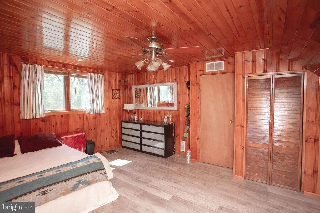622 Spruce Avenue Pitman, NJ 08071 - Photo 28 of 47 an empty room with windows and ceiling fan