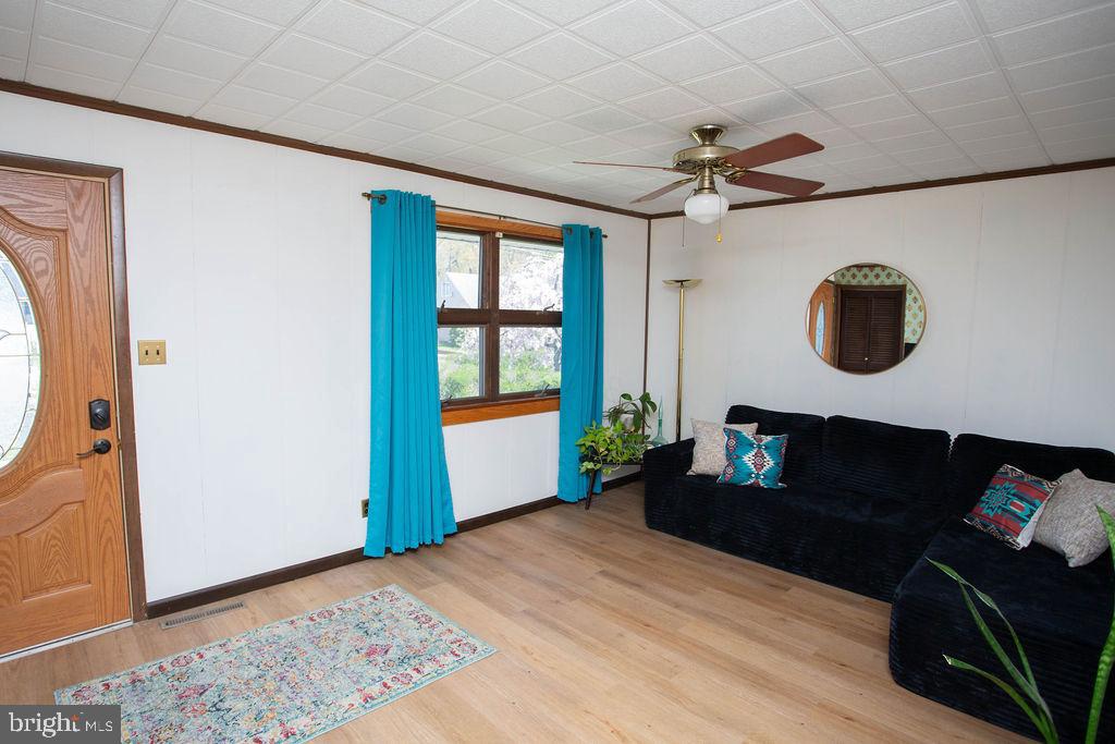 622 Spruce Avenue Pitman, NJ 08071 - Photo 3 of 47 a living room with furniture and a window