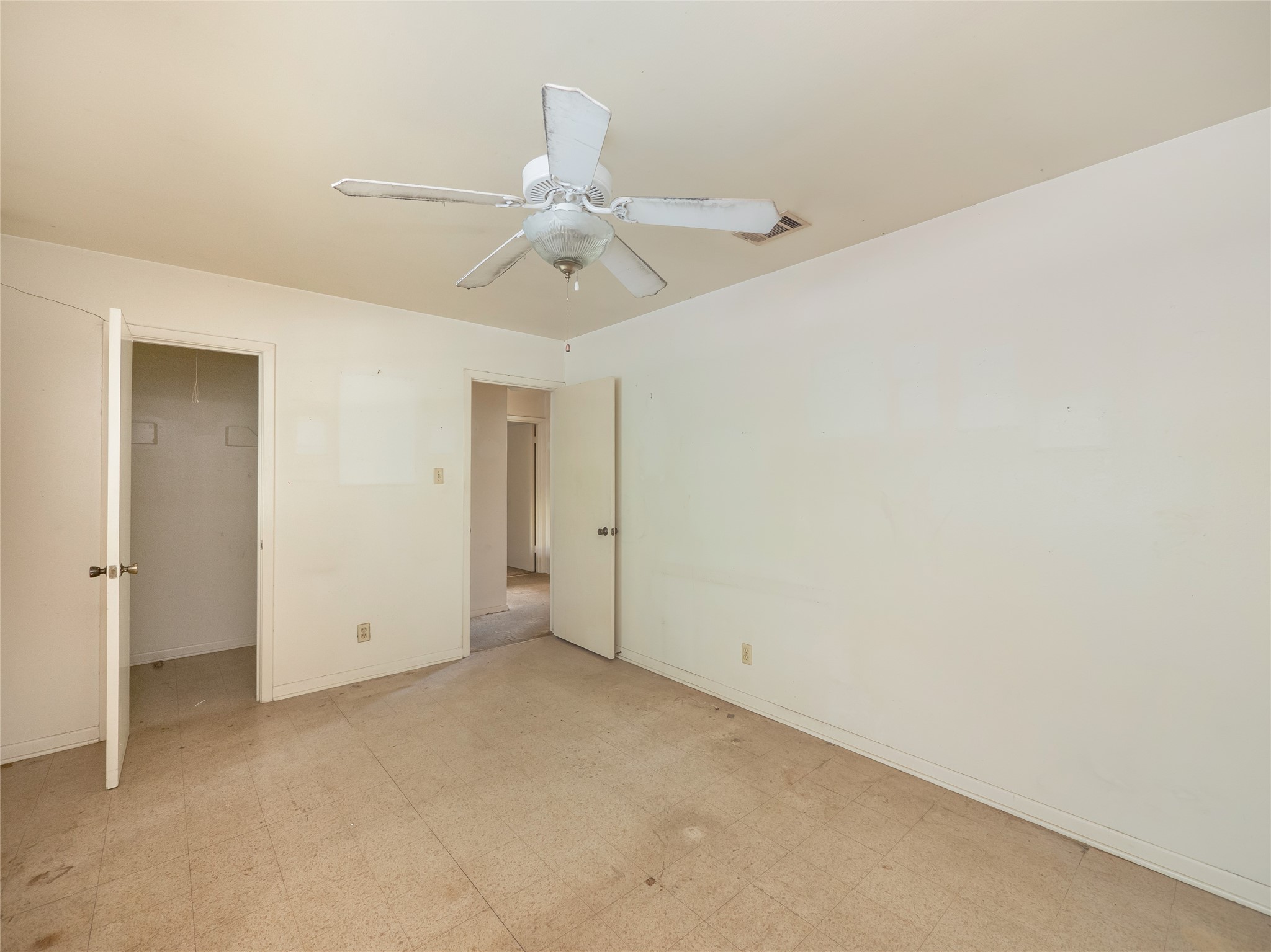 401 Ramble Lane Austin, TX 78745 - Photo 20 of 32 an empty room with a fan and a fan