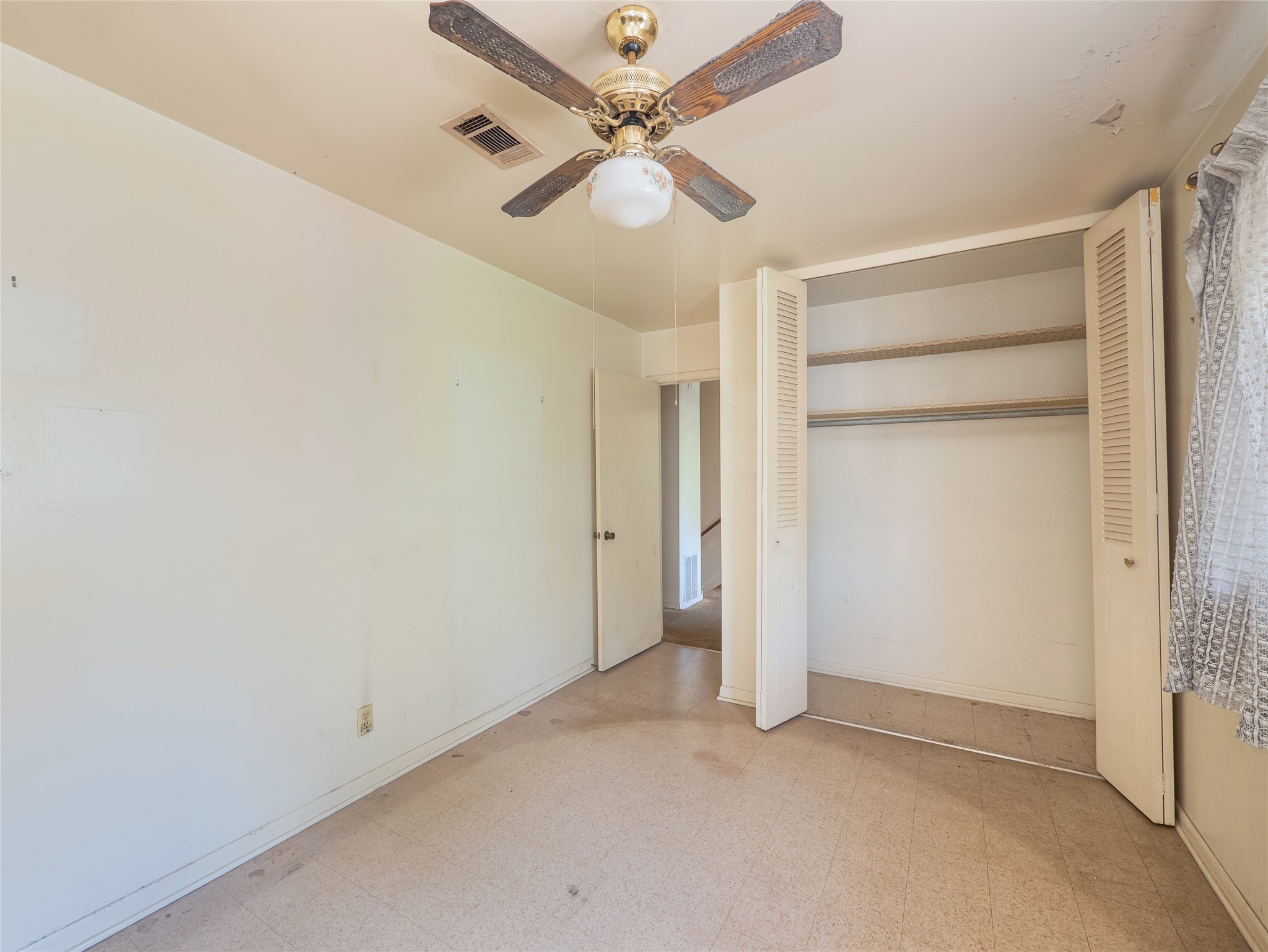401 Ramble Lane Austin, TX 78745 - Photo 22 of 32 an empty room with closet and a ceiling fan