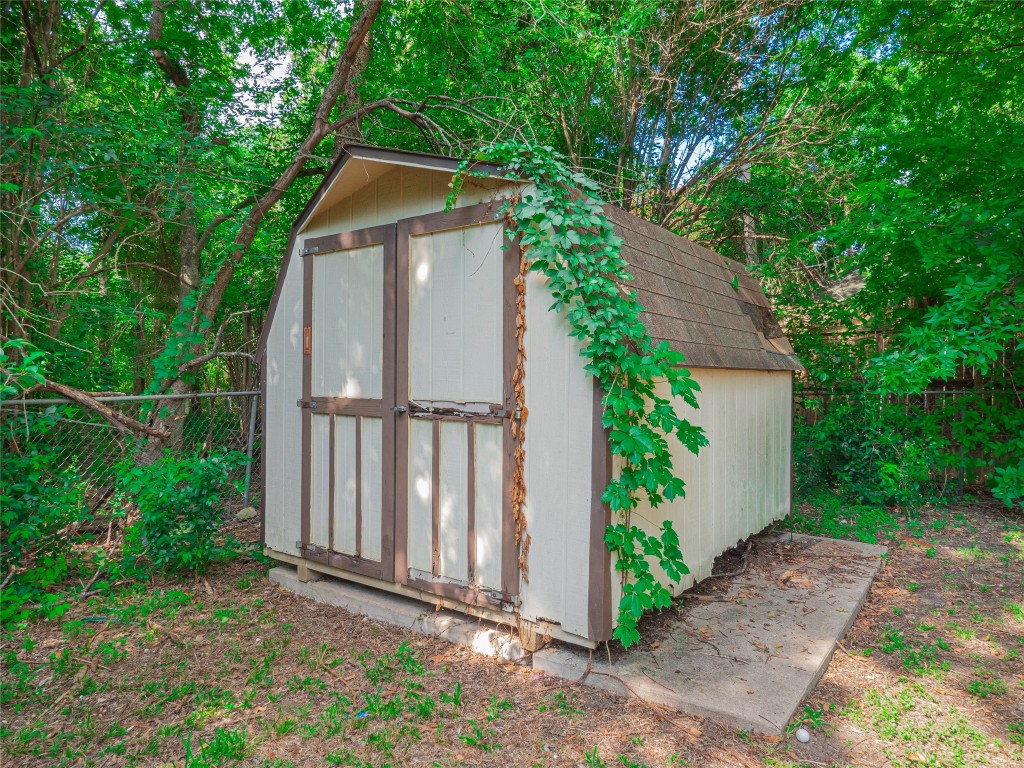 401 Ramble Lane Austin, TX 78745 - Photo 29 of 32 a backyard of a house with lots of green space