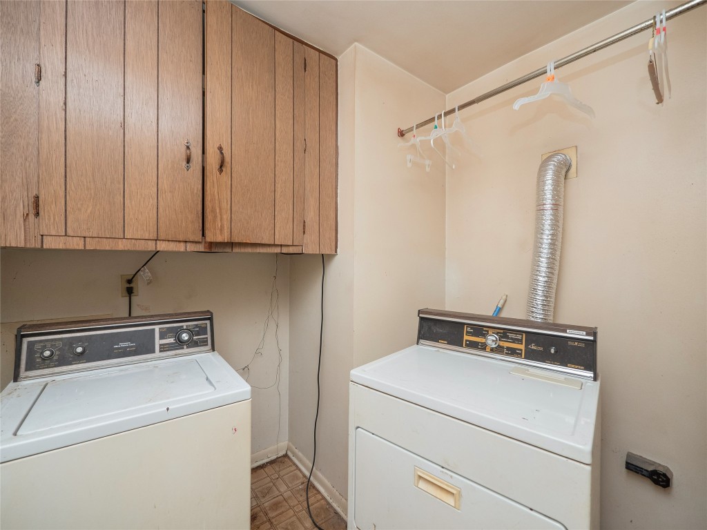 401 Ramble Lane Austin, TX 78745 - Photo 10 of 32 a utility room with dryer and washer