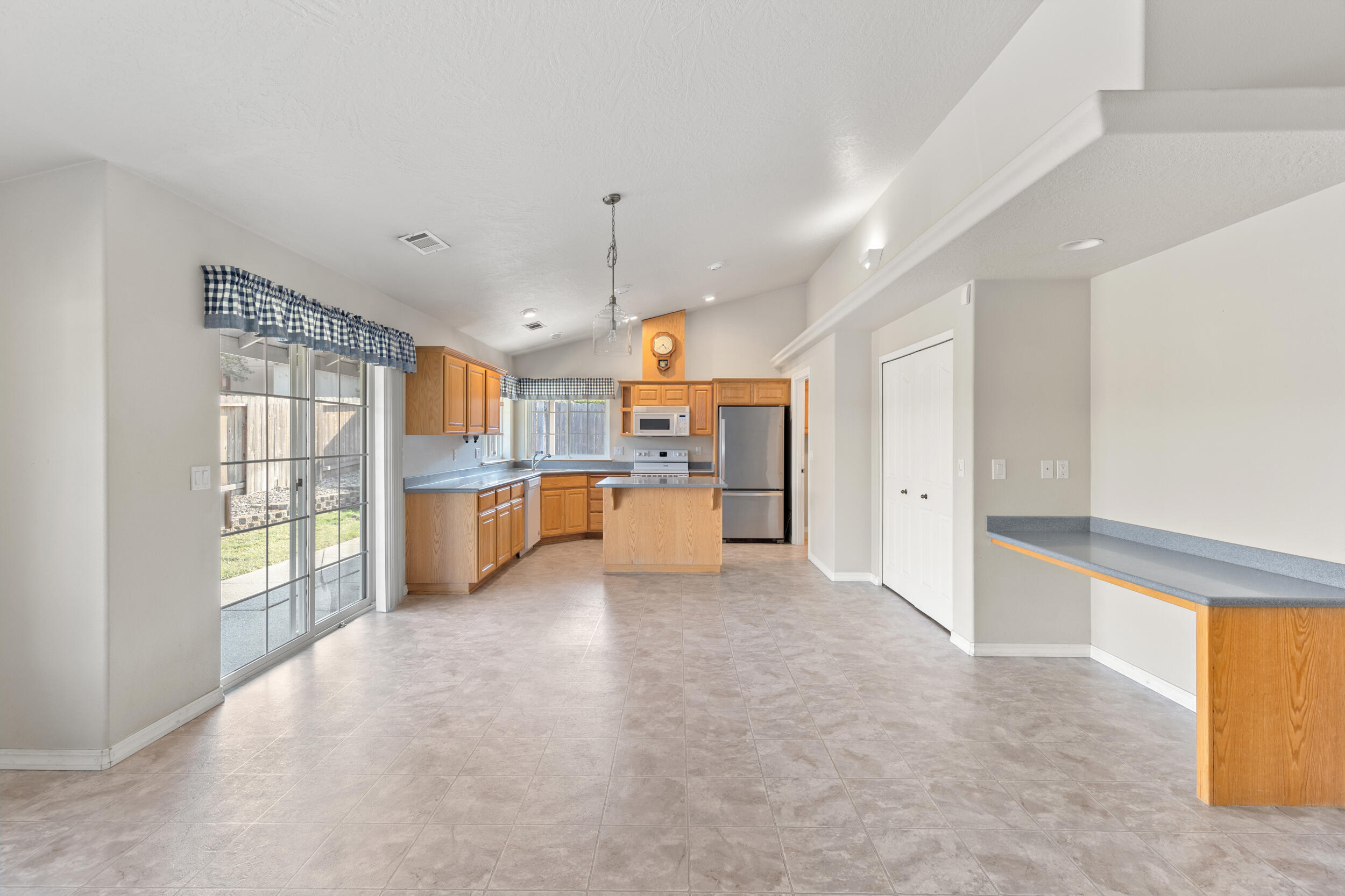2701 Acres Road Grants Pass, OR 97527 - Photo 4 of 36 Dining area